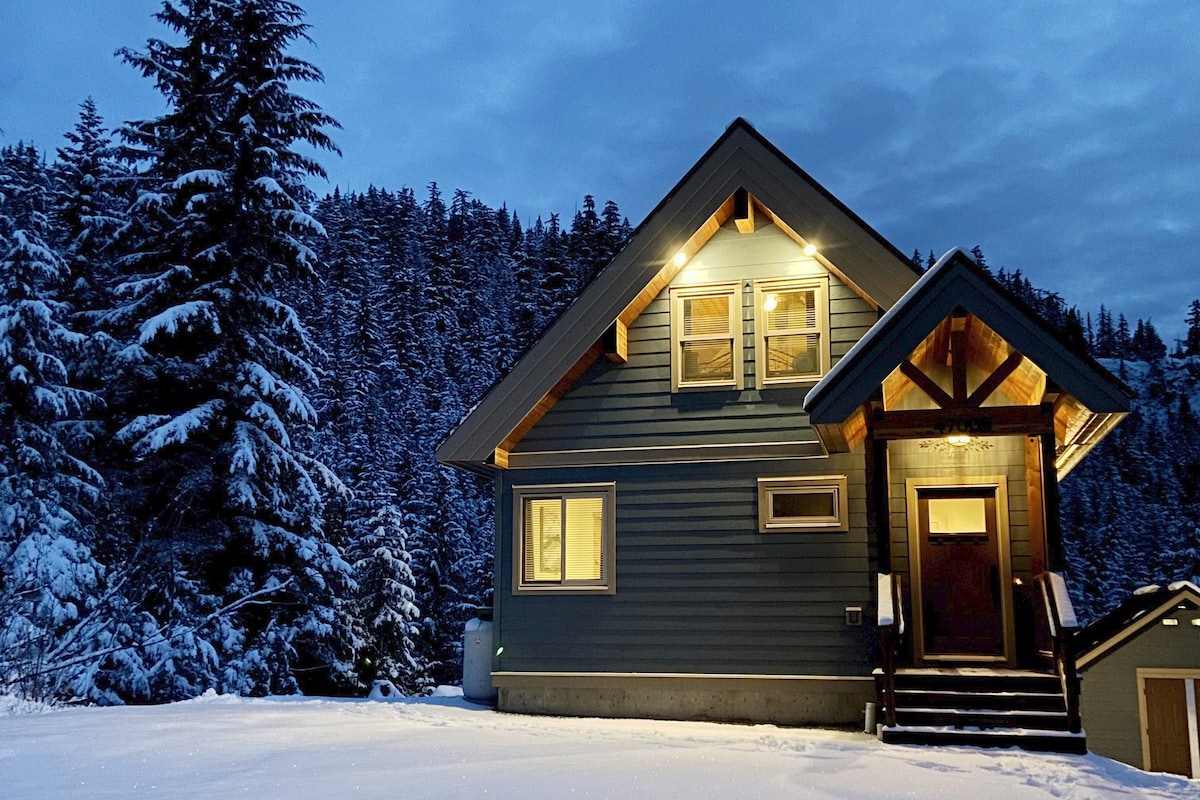The Snowshoe House - 3 bed 2 bath cabin+hot tub
