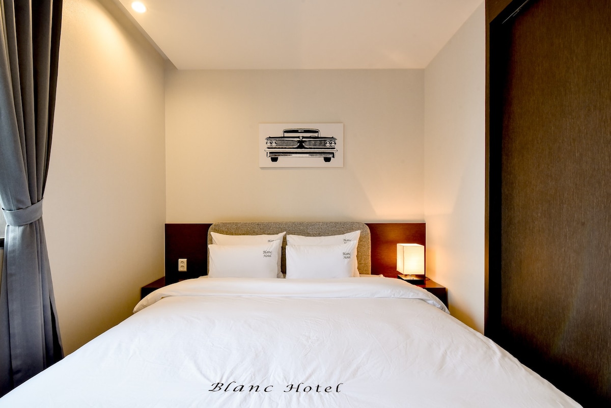 2间Blanc酒店套房2室（ 2间卧室、2个卫生间、2个卫生间）