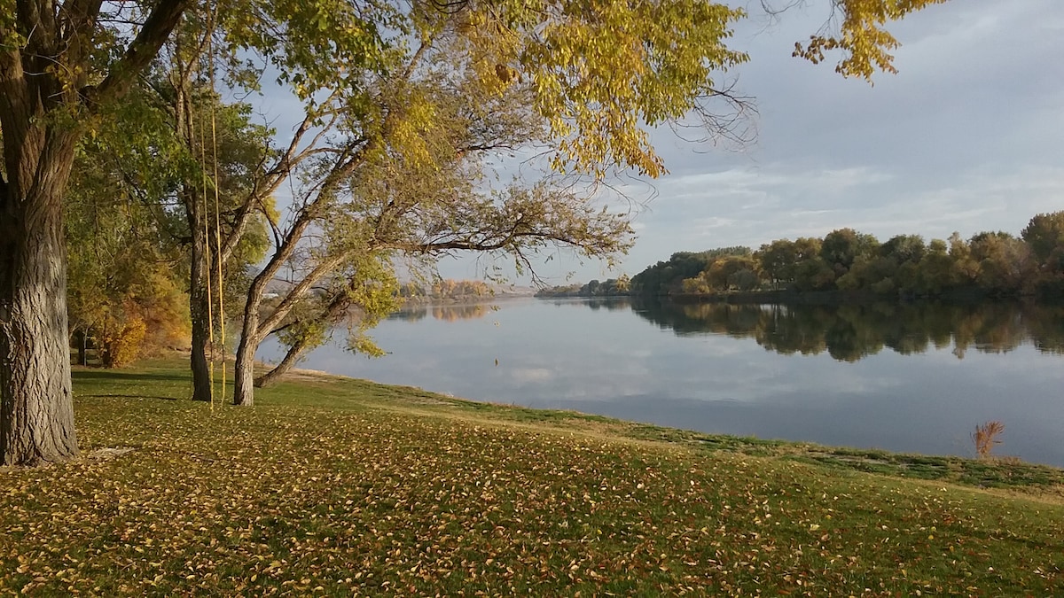 蛇河（ Snake River ）畔的客栈