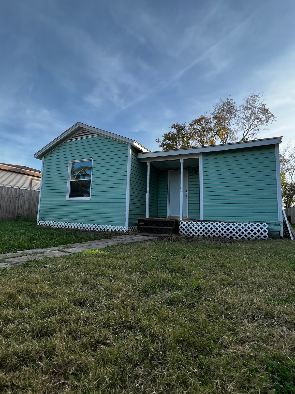 Cozy 2-bedroom home with large yard near Galveston