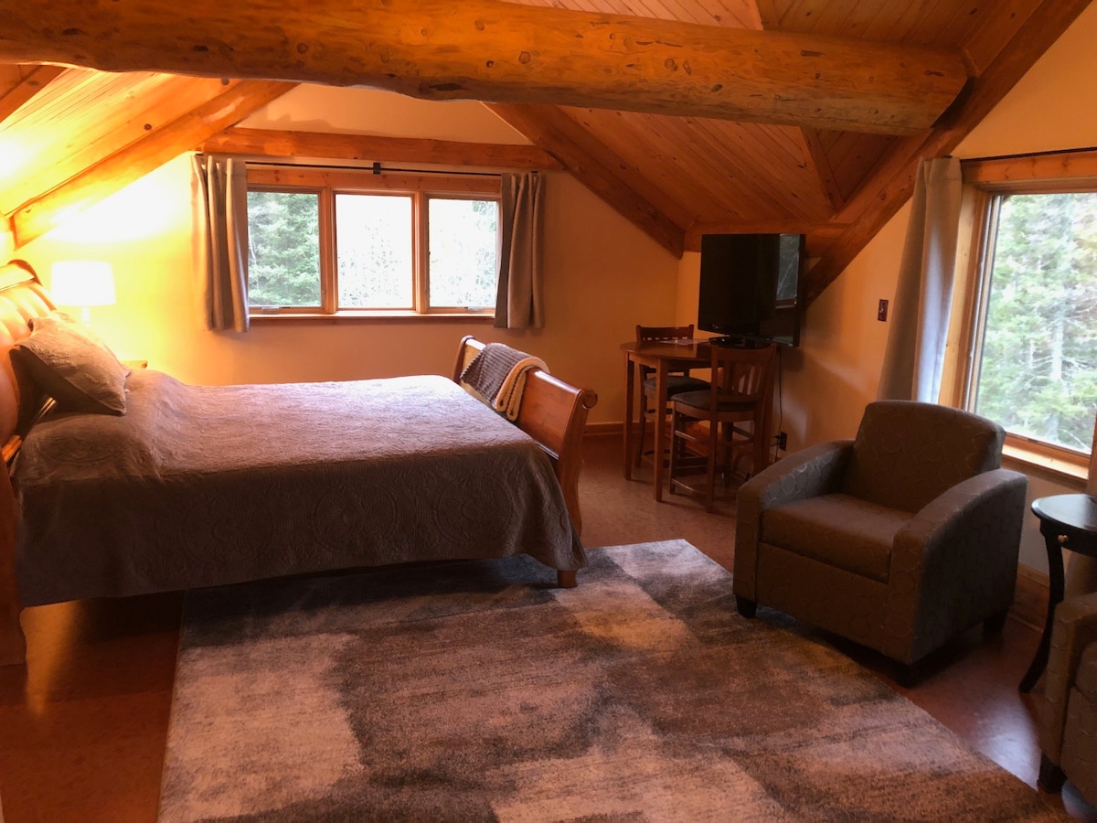 The Birch King Suite at Superior Gateway Lodge