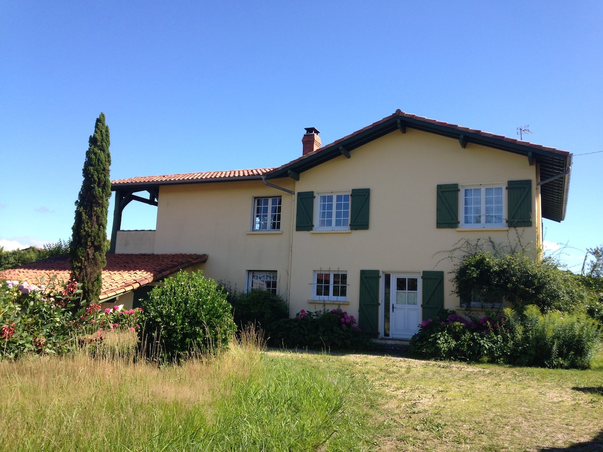 Grande maison familiale et chaleureuse + jardin