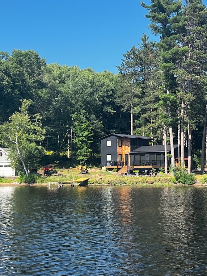 内巴加蒙湖（ Lake Nebagamon ）上的兰格之家（ The Lange House ）