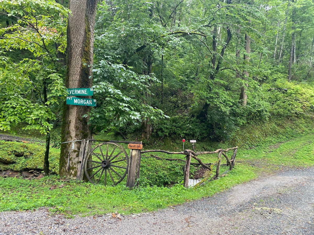 南塔哈拉峡谷的小红色小屋