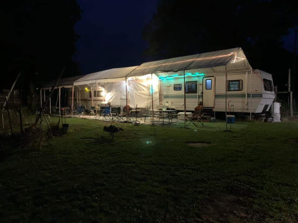 乡村农场乡村的36英尺大露营车，配有6张床。