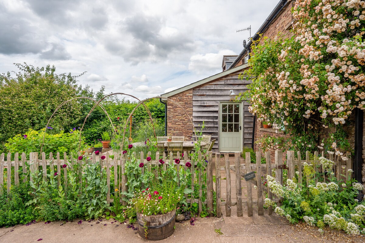 Gorgeous 3-bedroom barn with garden and views