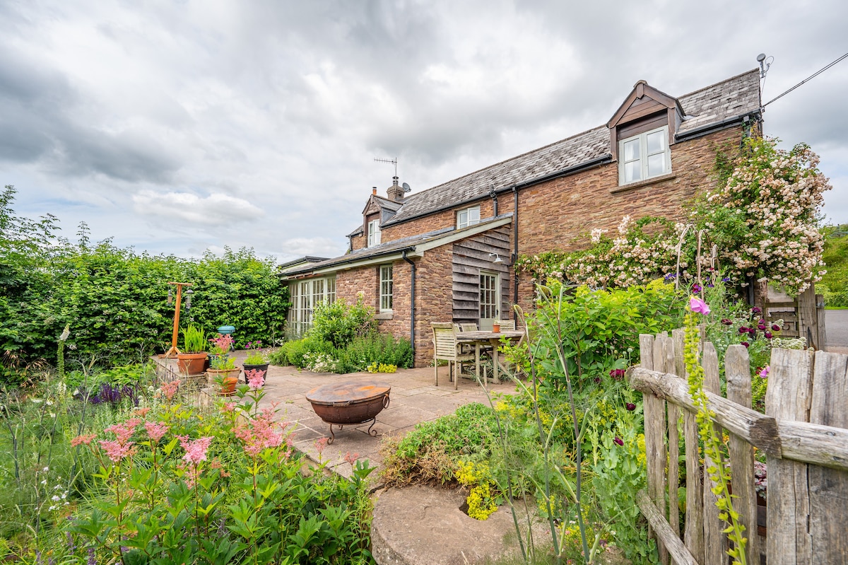Gorgeous 3-bedroom barn with garden and views