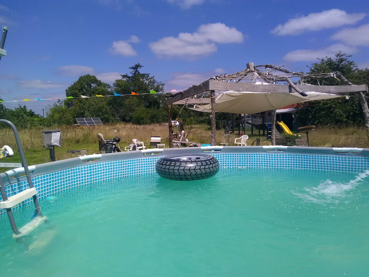 Tente spacieuse dans écolieu avec piscine hors-sol