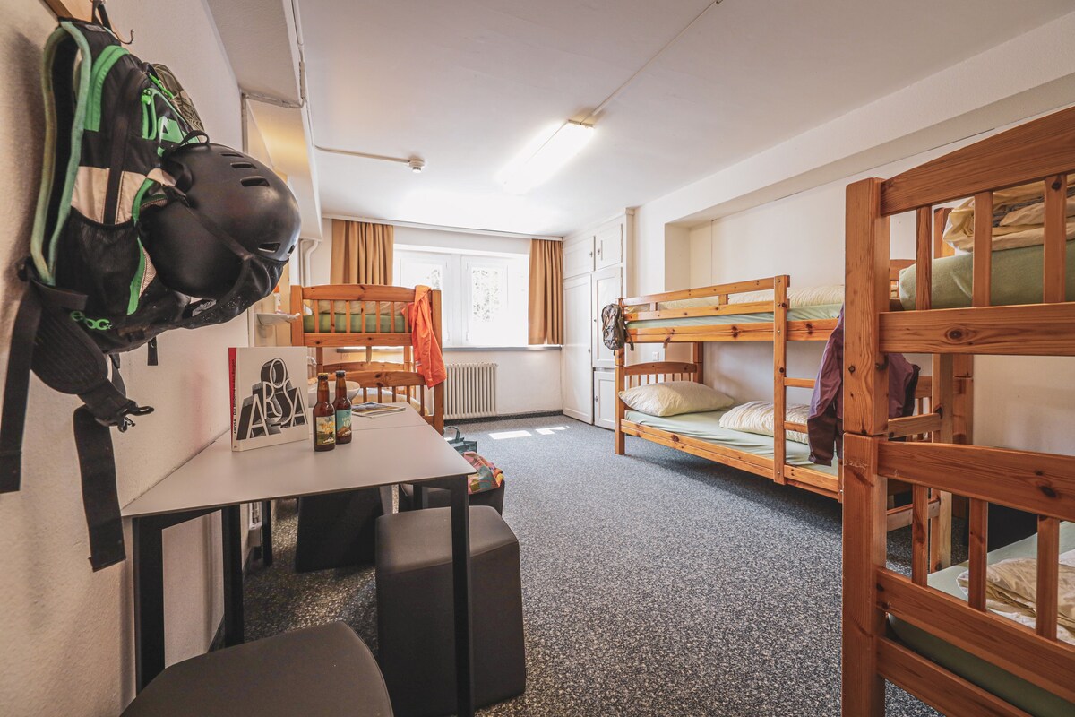 Arosa Mountain Lodge的8间卧室