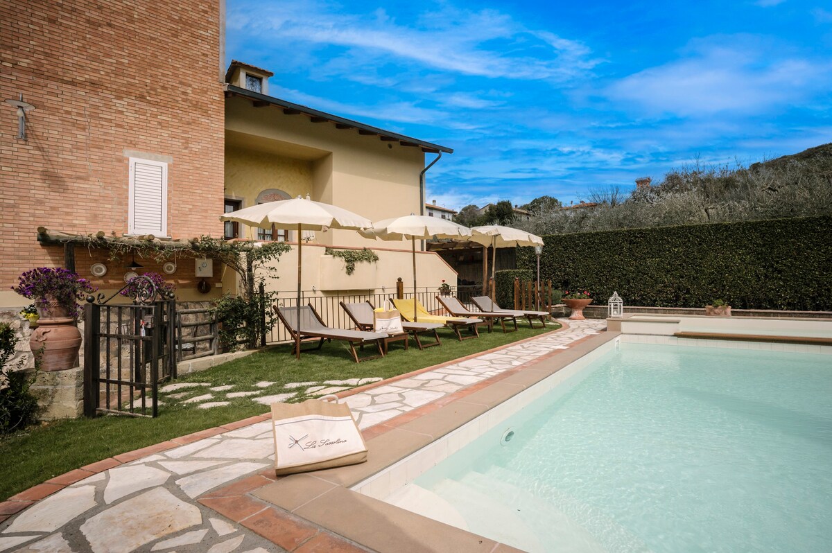 Villa Sassina-With two pools near Pisa and Siena