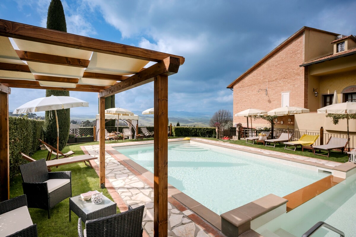 Villa Sassina-With two pools near Pisa and Siena