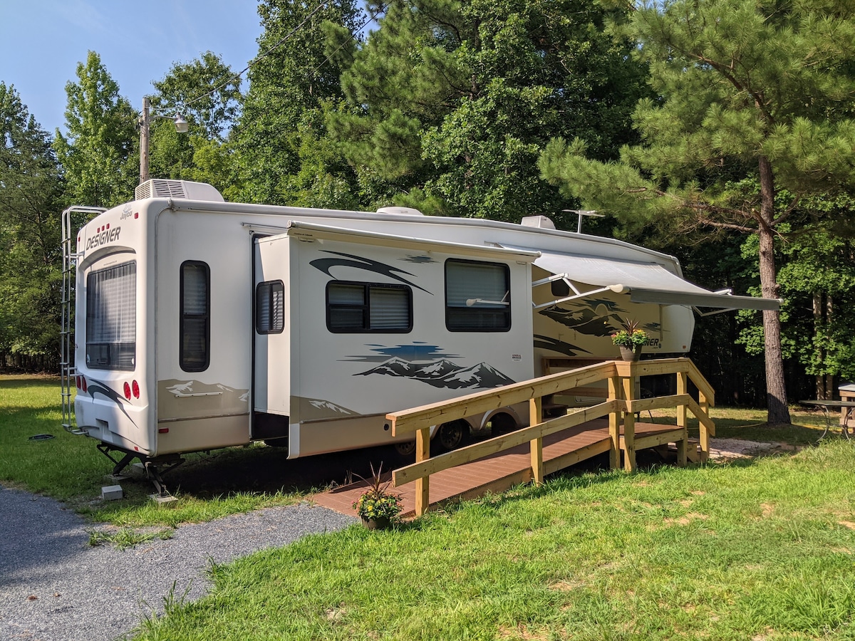 Bigfoot 's Backyard - Uwharrie RV Retreat