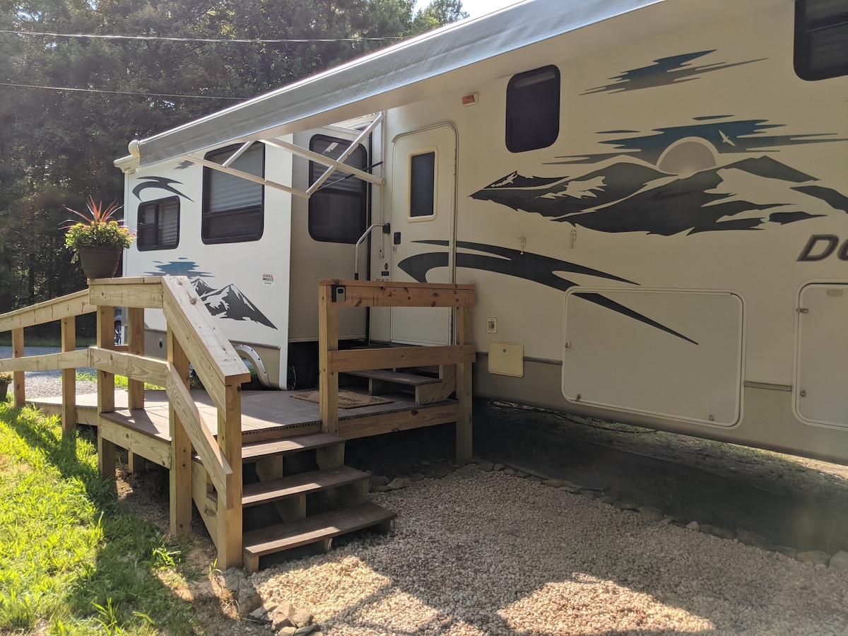 Bigfoot 's Backyard - Uwharrie RV Retreat