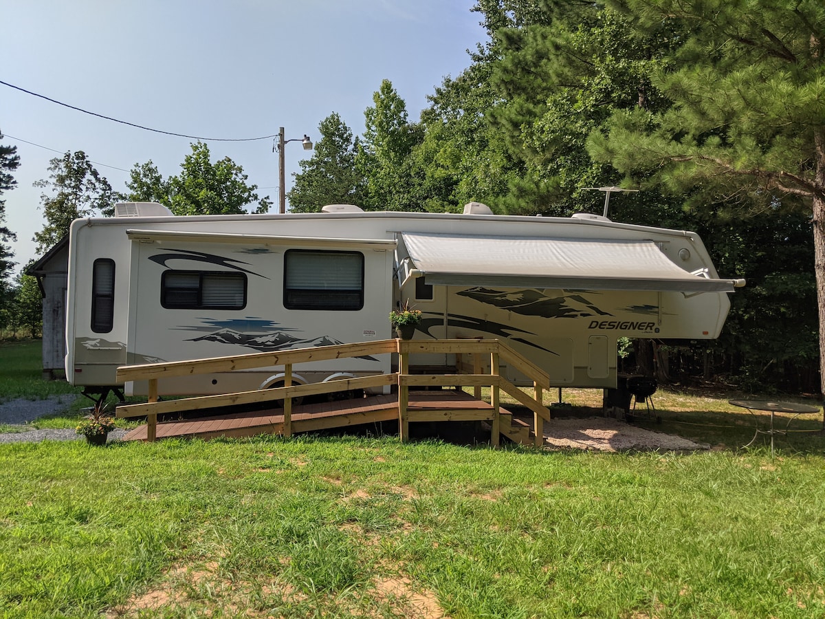 Bigfoot 's Backyard - Uwharrie RV Retreat