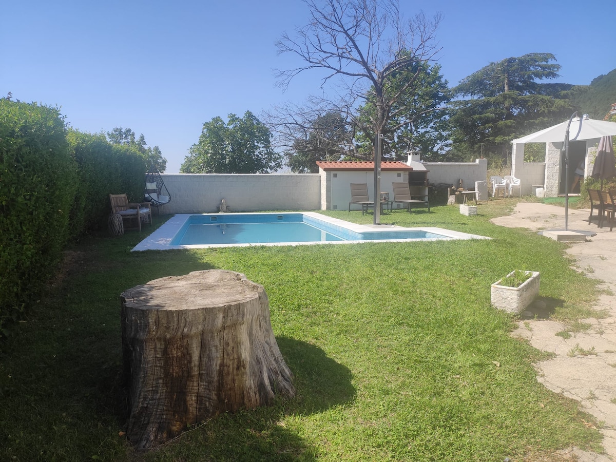 位于Valle del Tiétar （ Gredos ）中心的单人度假木屋，带泳池