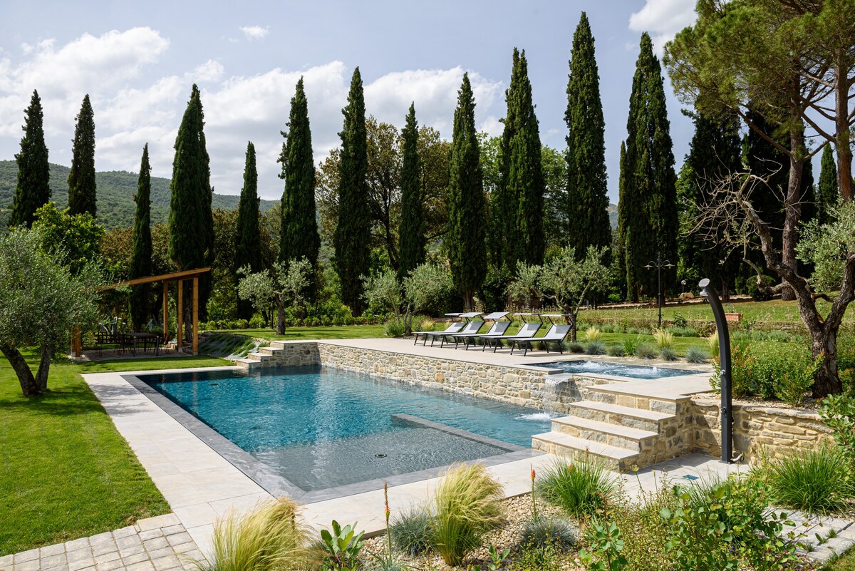Borgo Valecchie ，带泳池的私人别墅。