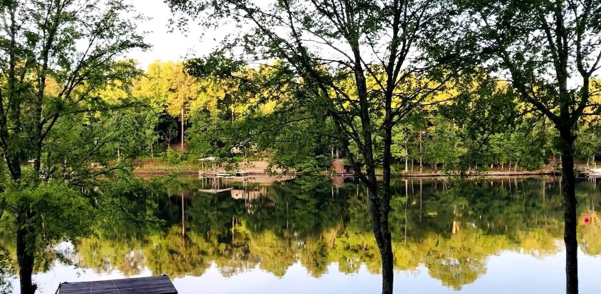 Cozy Lake Martin retreat