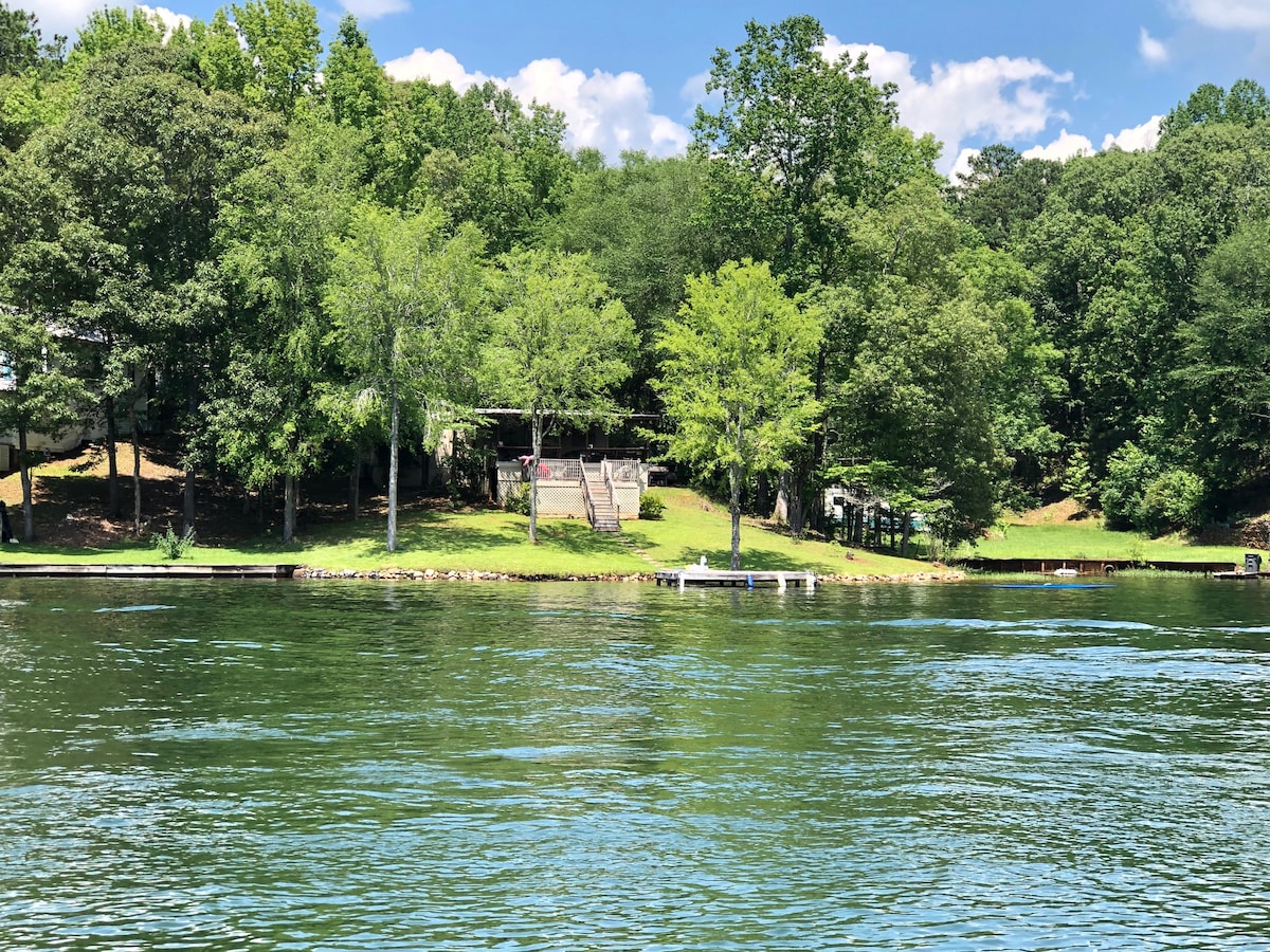 Cozy Lake Martin retreat