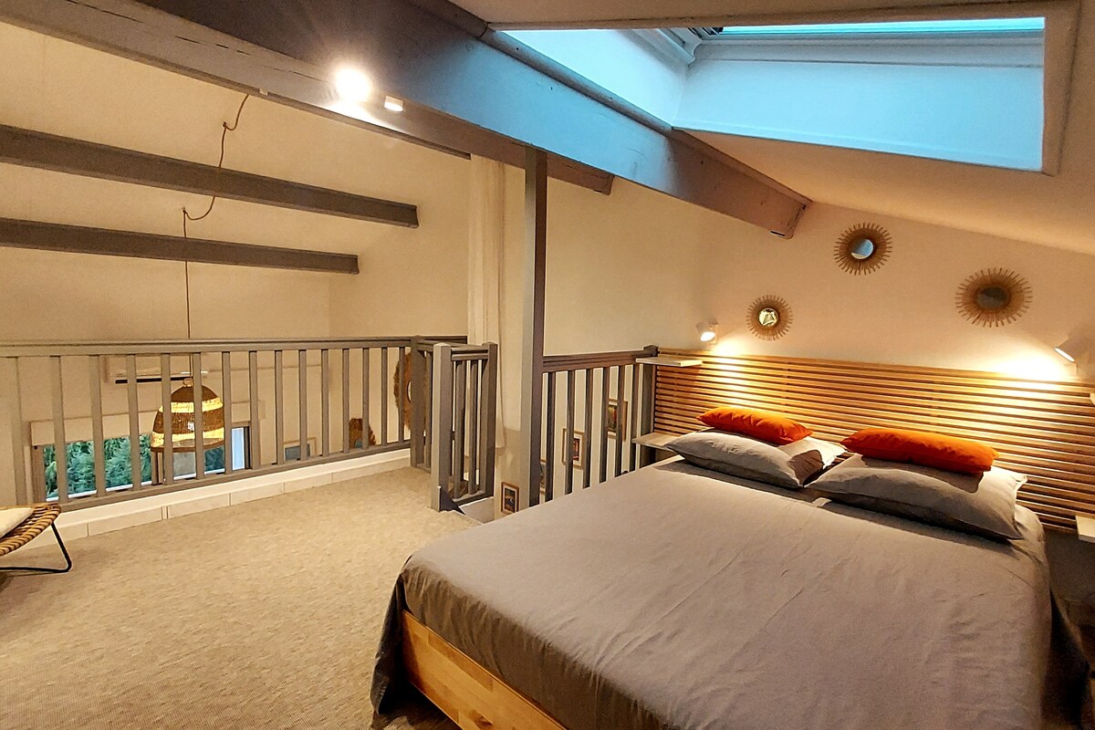 迷人的单卧室公寓，可俯瞰海景和私人车库。