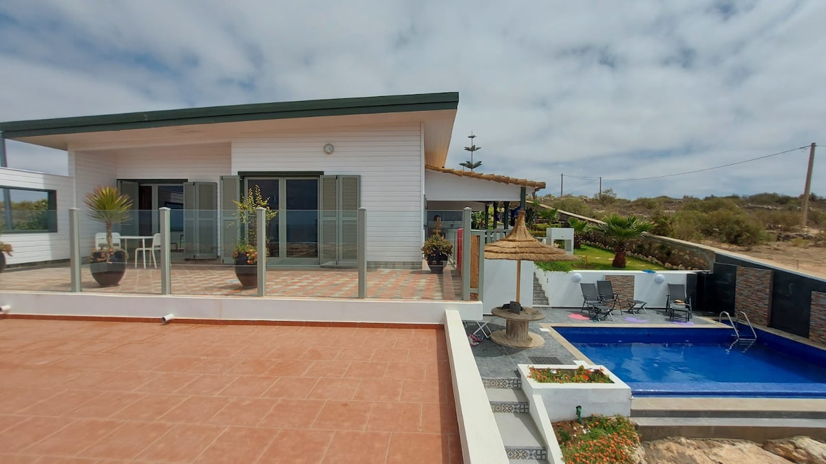 Maison de plage avec piscine et vue sur mer