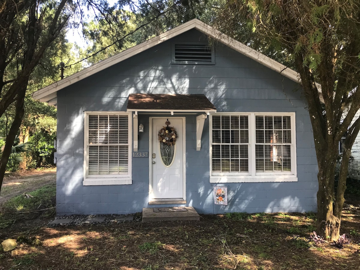 The Little Blue House at Lake Weir