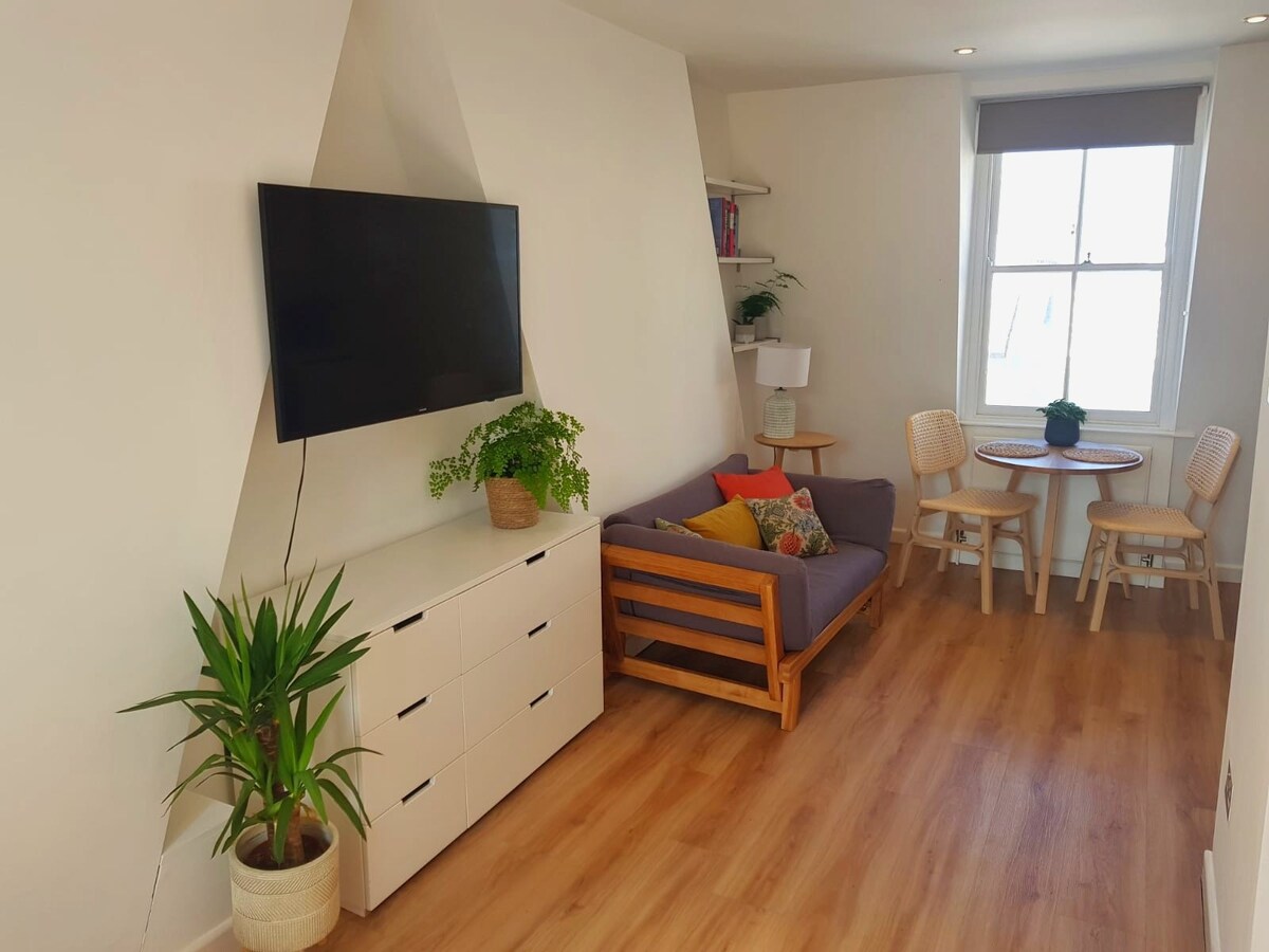 Modern, new & clean studio flat in the centre