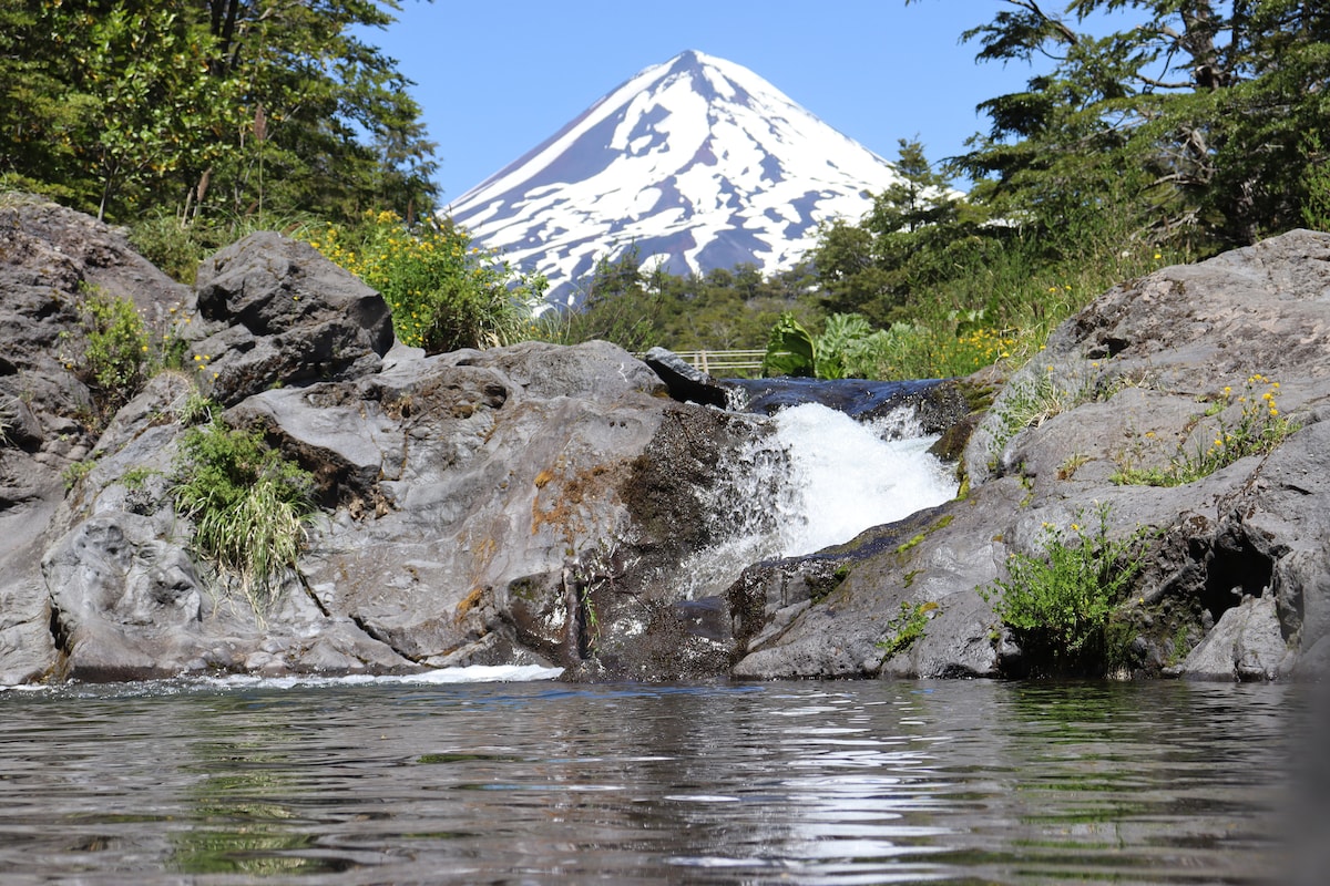 Vista al volcán, con río y tinaja en Conguillío