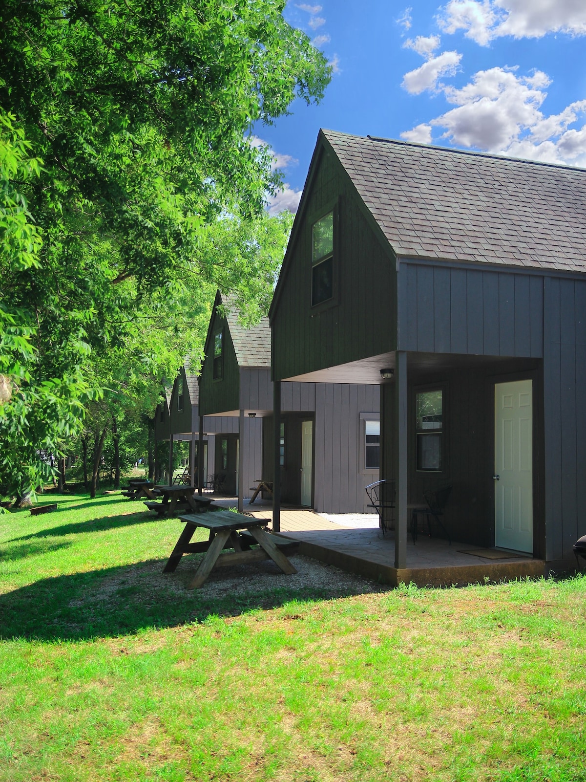 Riverfront Cabin Getaway @ HRF #2 - Sleeps 5