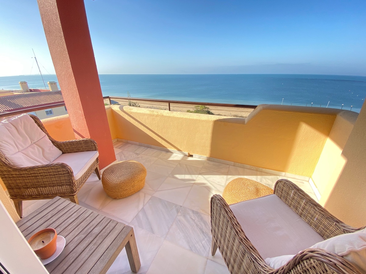 Penthouse with rooftop & seaviews. Beach and golf!