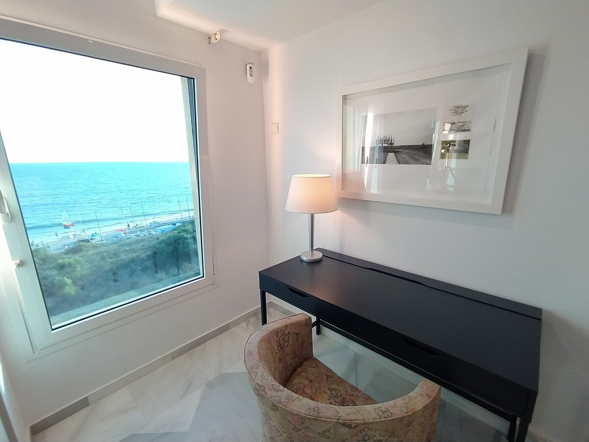 Penthouse with rooftop & seaviews. Beach and golf!