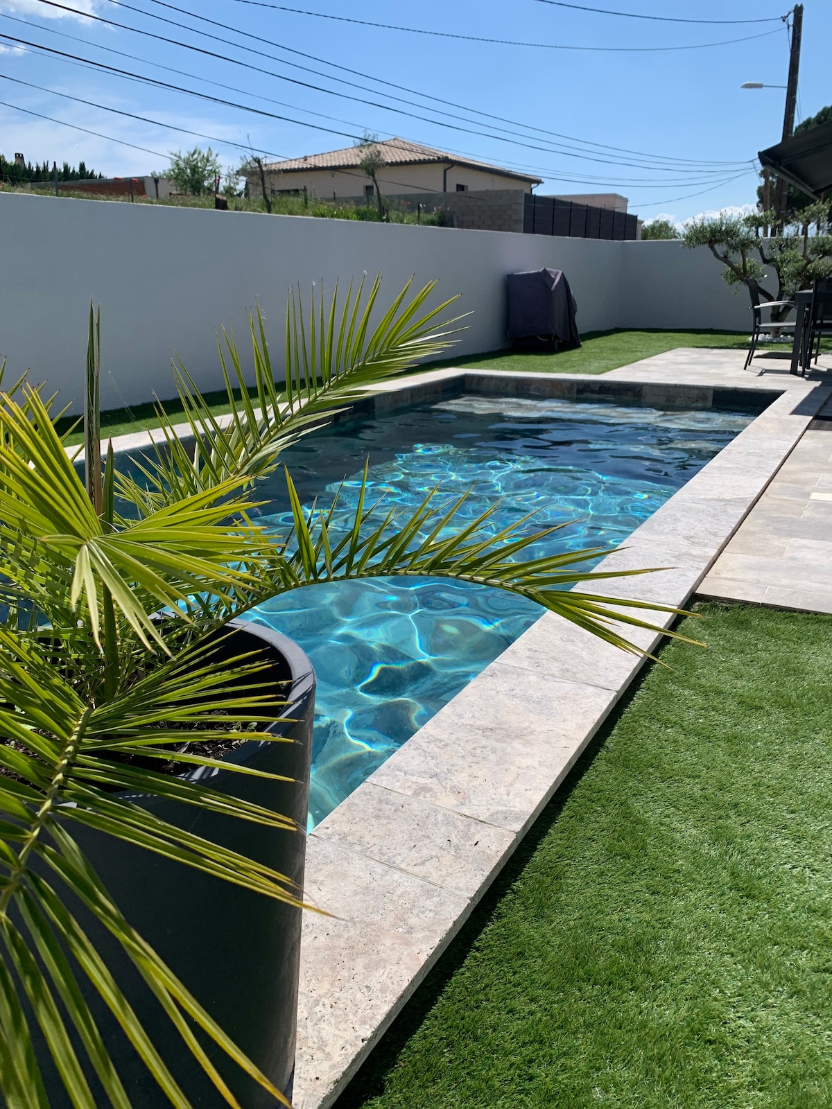 Maison neuve avec piscine au soleil