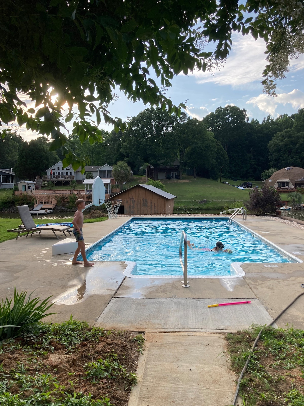 Lake Wylie log cabin with Pool and King master