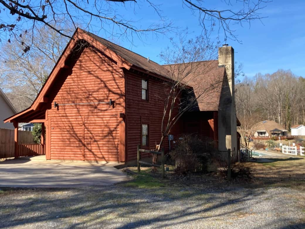 Lake Wylie log cabin with Pool and King master