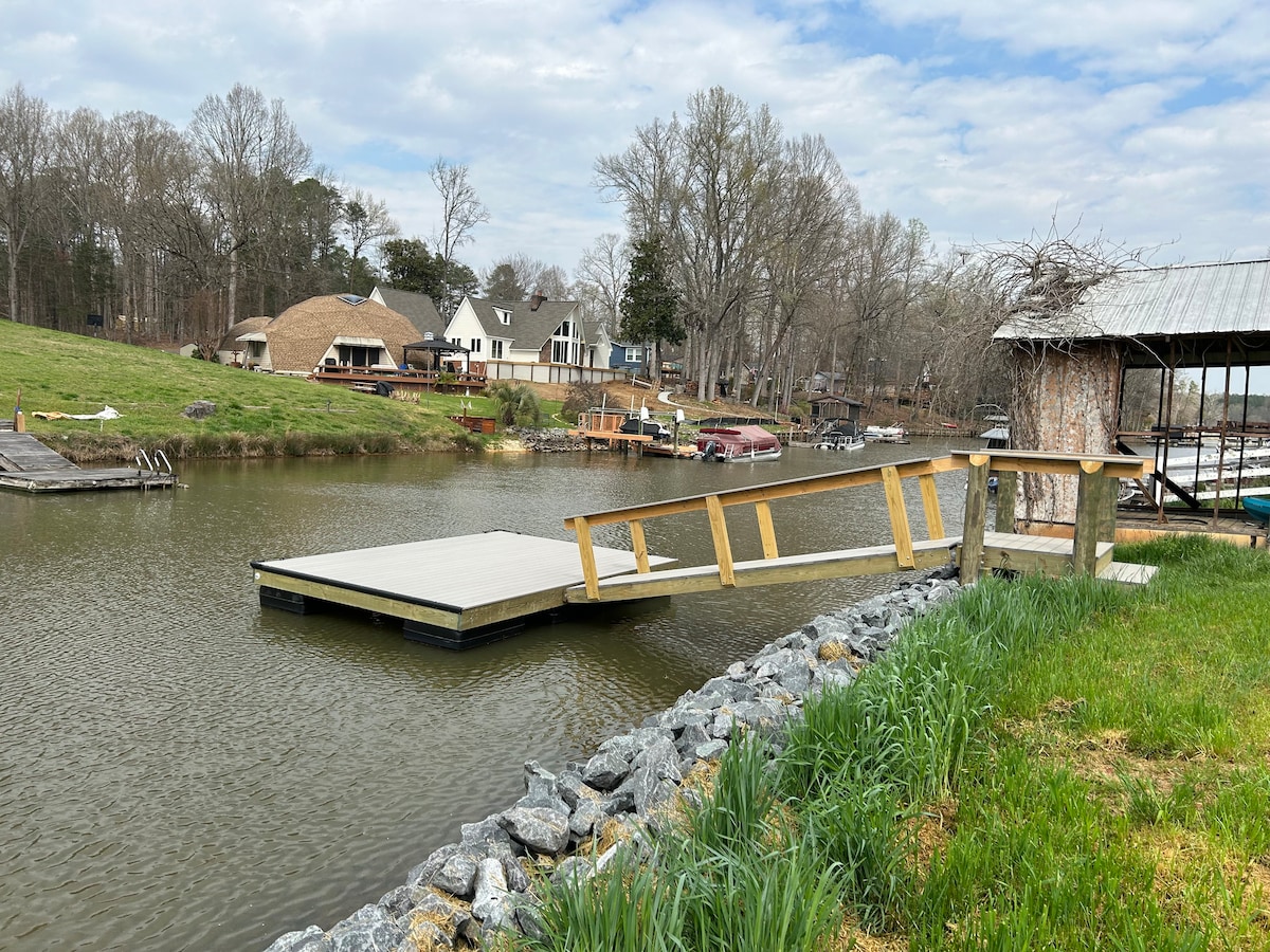 Lake Wylie log cabin with Pool and King master