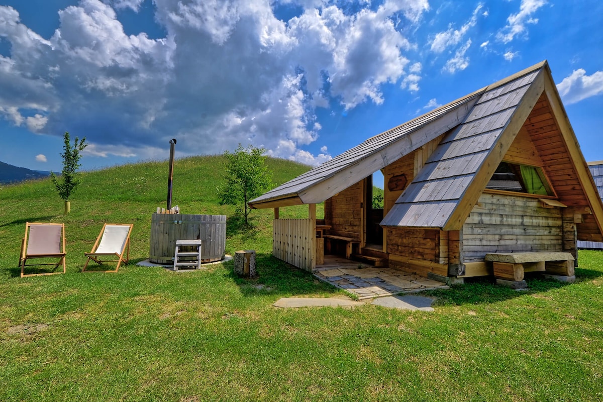 Glamping Brodej - Chalet Spominčica with a hot tub