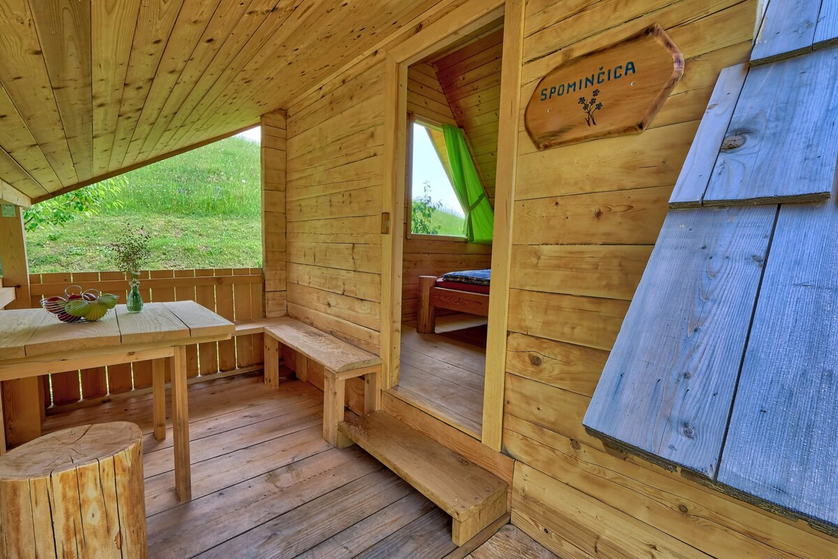 Glamping Brodej - Chalet Spominčica with a hot tub