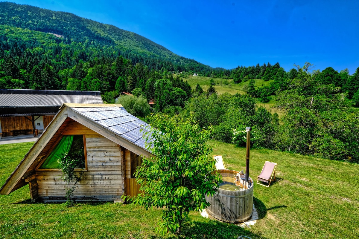 Glamping Brodej - Chalet Spominčica with a hot tub