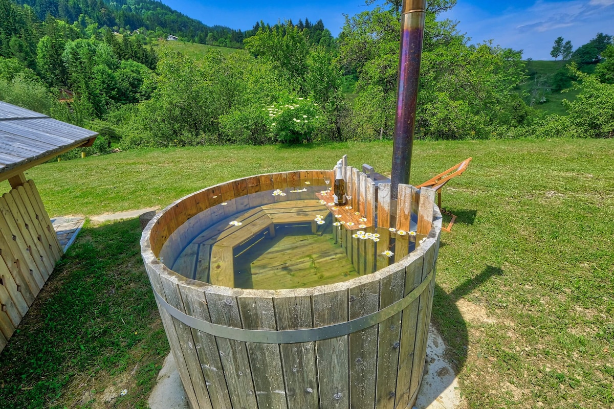 Glamping Brodej - Chalet Spominčica with a hot tub