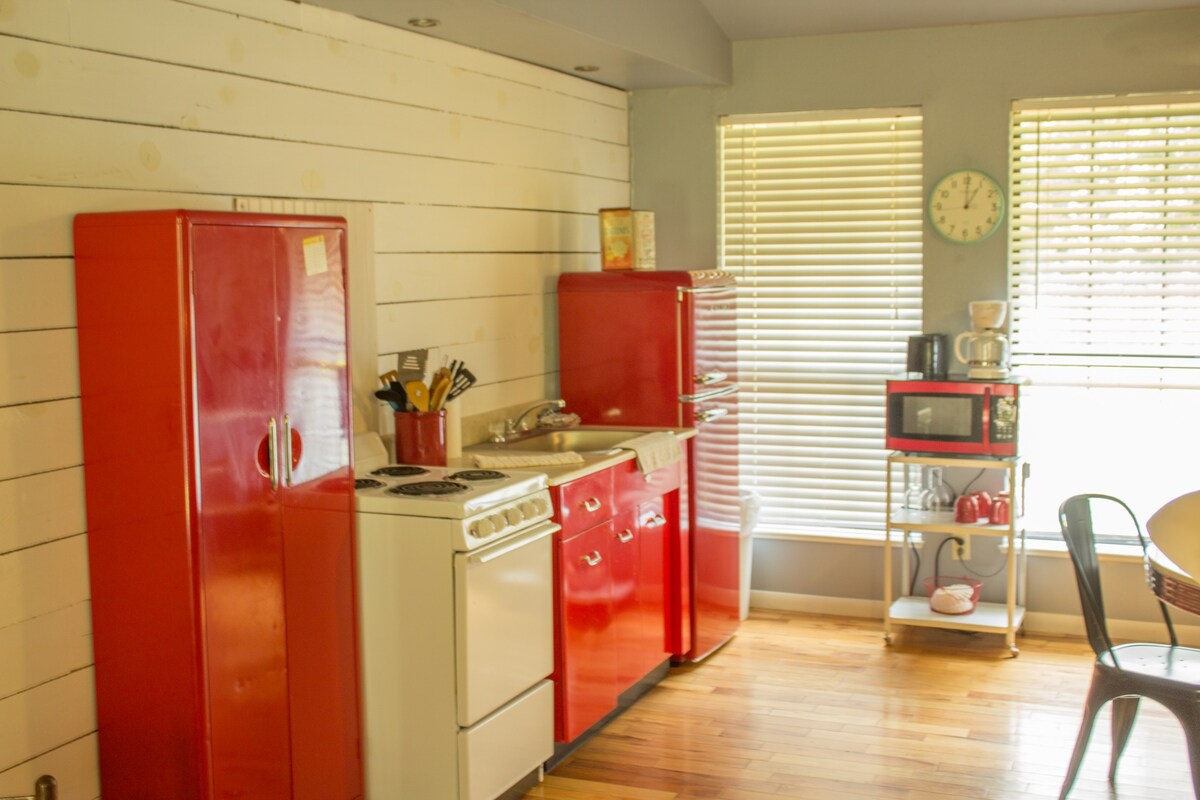 Baker Ford Apartment - Cheerful vintage 1 bedroom