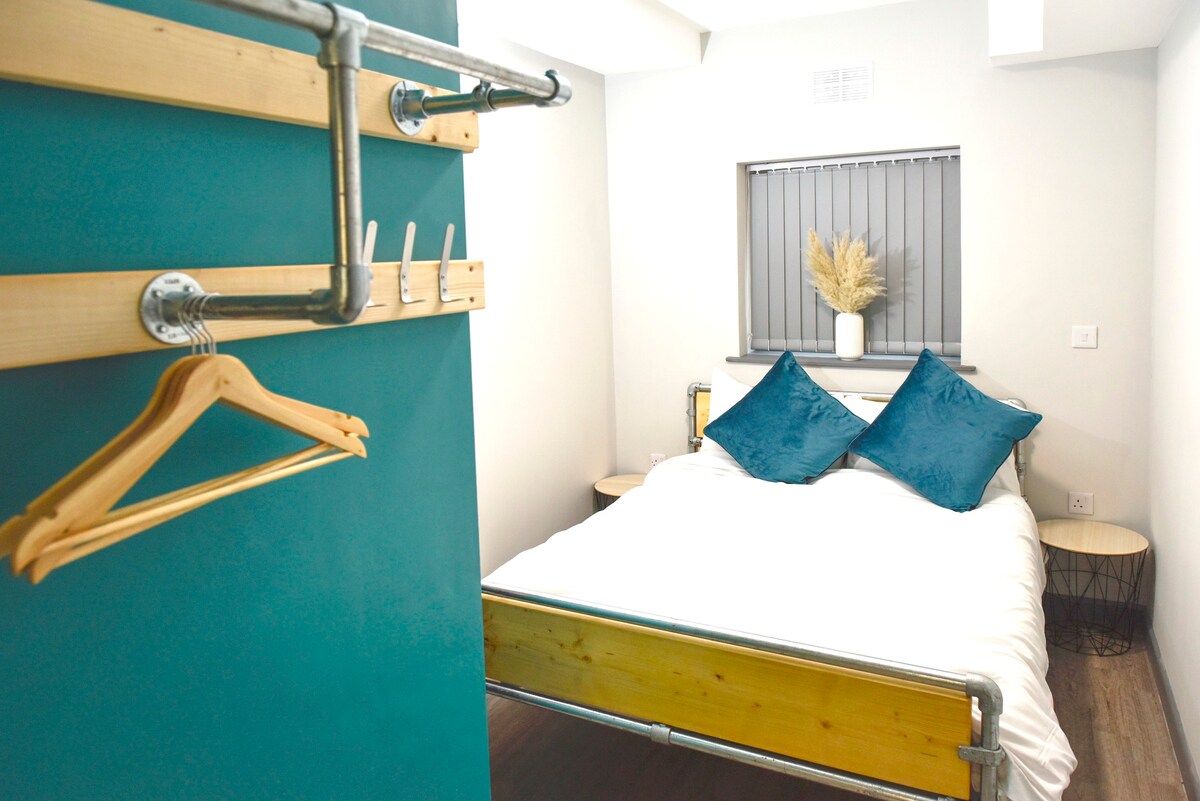 Cwtsh Hostel -带套房的独立房间