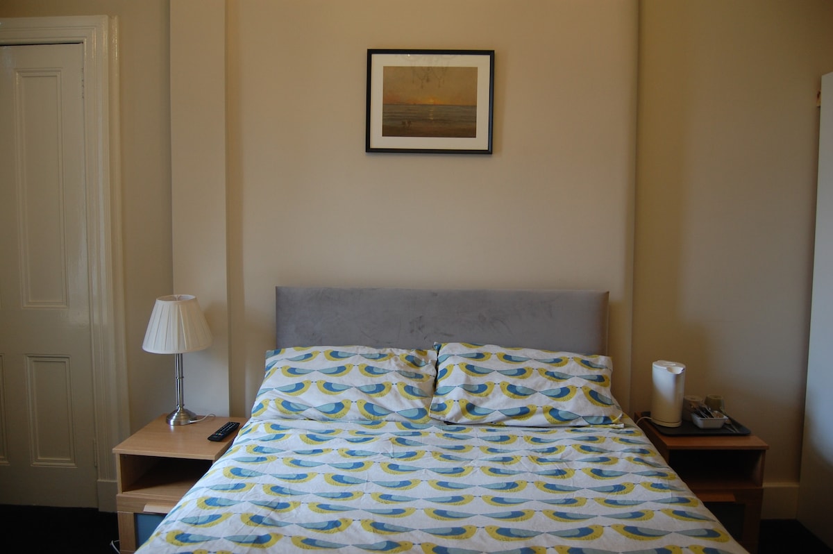 Edinburgh Tour - Ensuite 1-bed private room