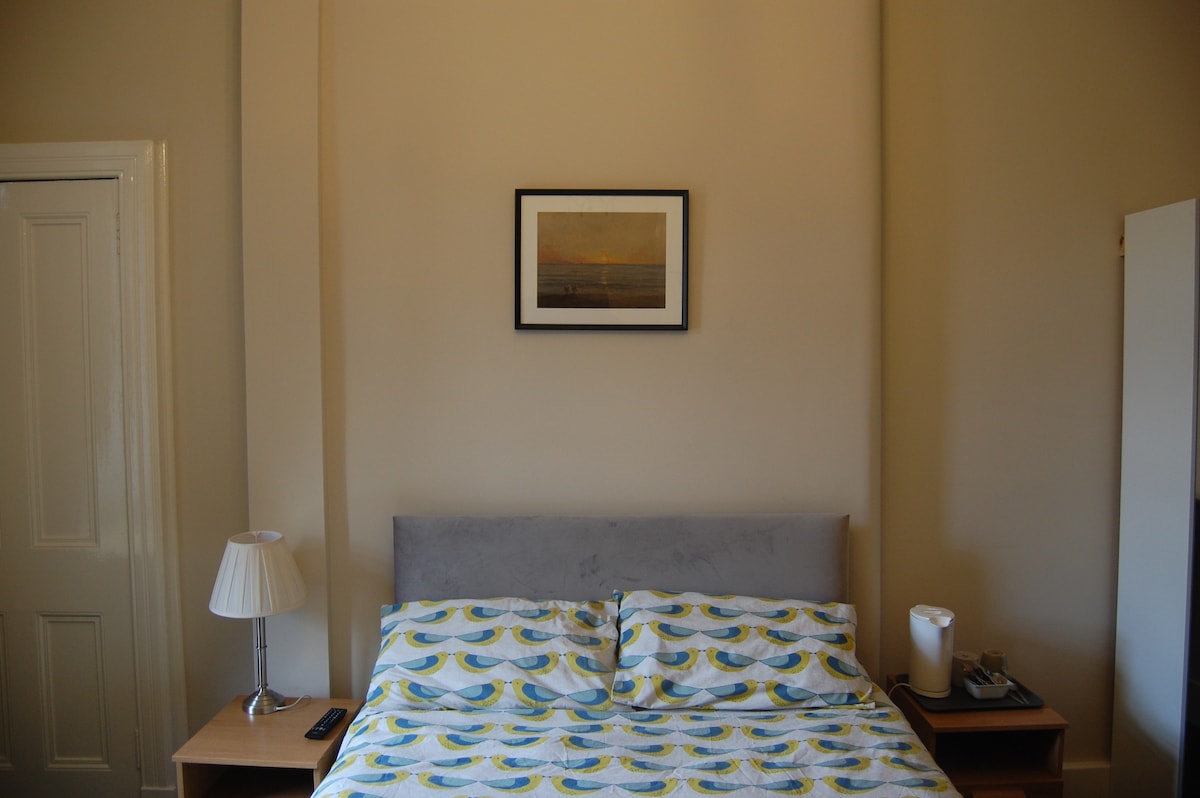 Edinburgh Tour - Ensuite 1-bed private room