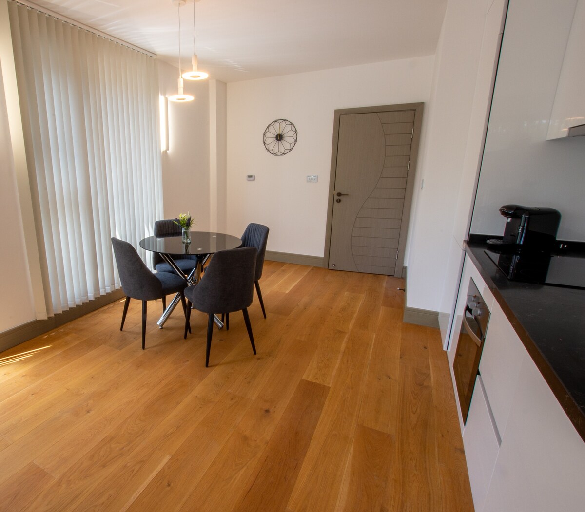 Bright Stunning 1 Bedroom Apartment with balcony