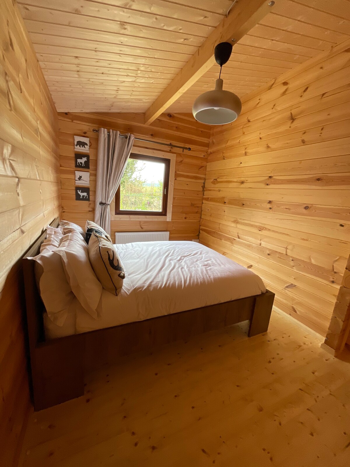 现代风格的3卧室小木屋，配备65英寸电视机和无线网络