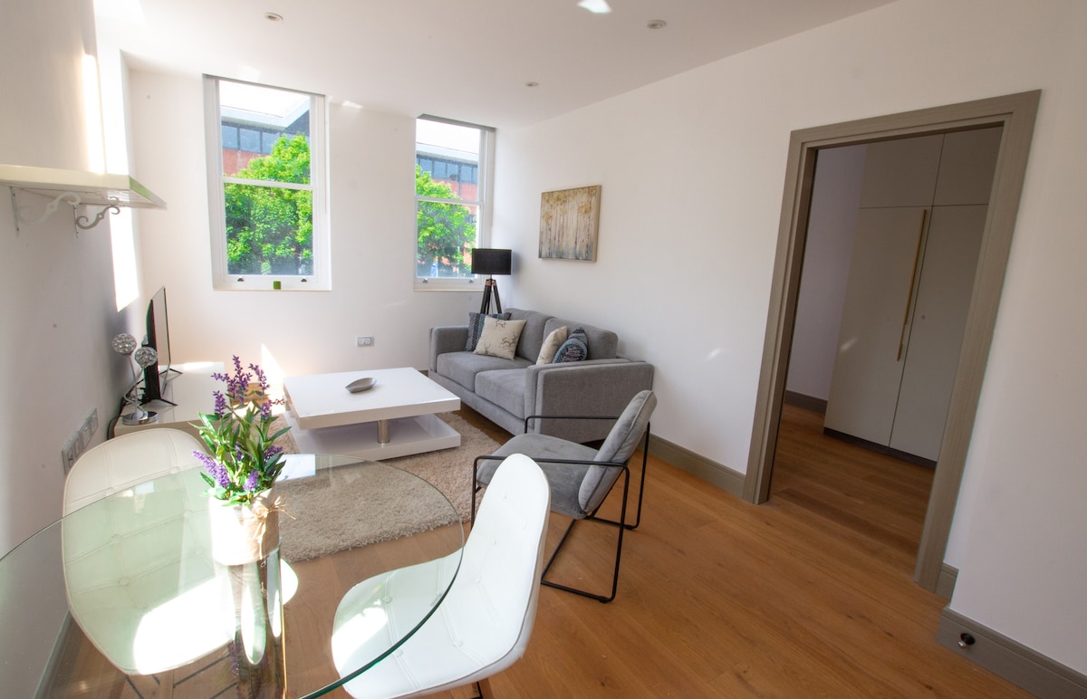 Bright Modern 1 Bed Apartment - Centrally Located