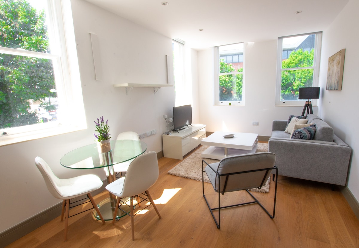 Bright Modern 1 Bed Apartment - Centrally Located