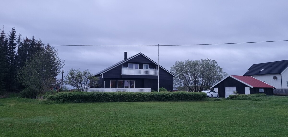Hus ved havet i Ylvingen
