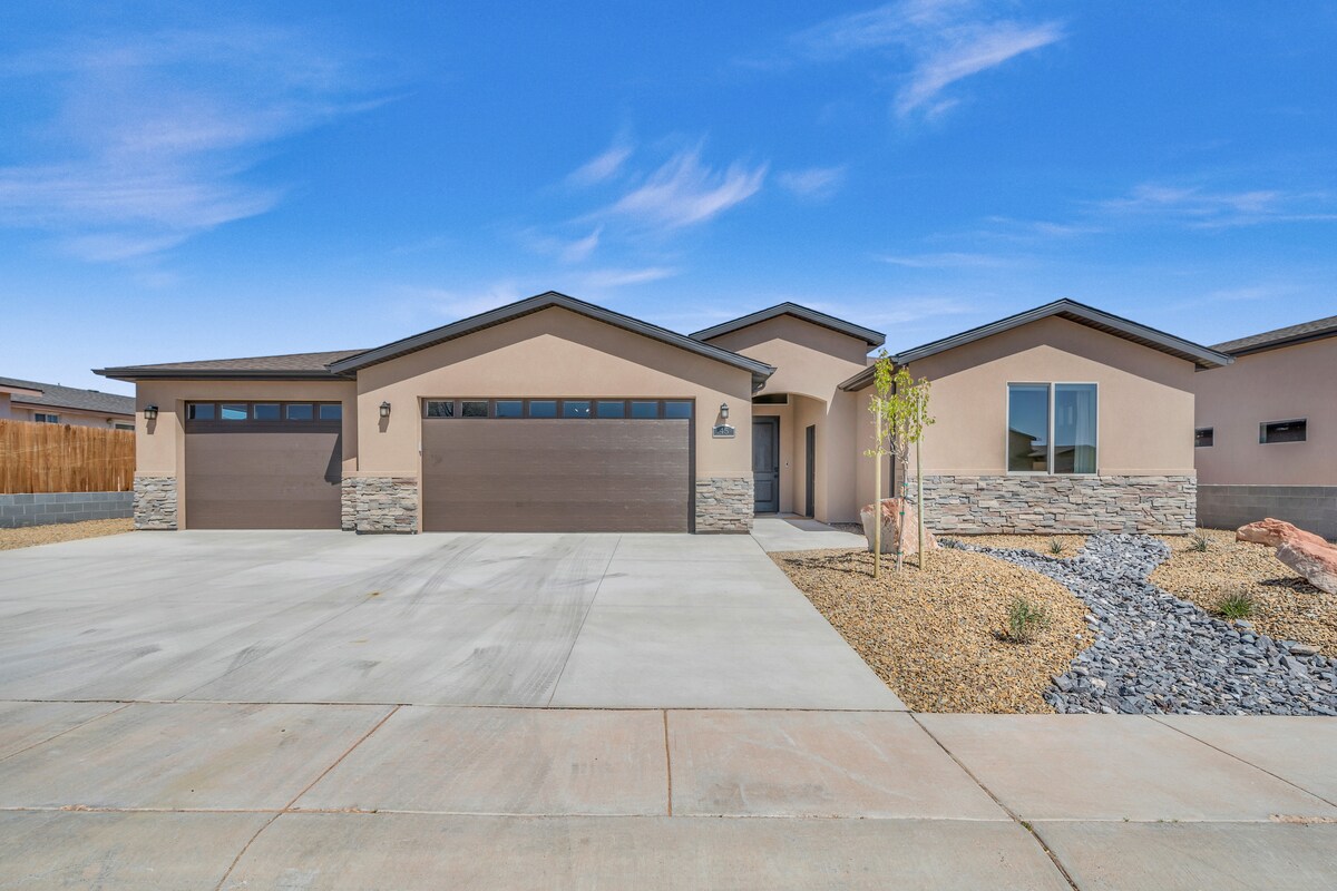 Brand New Home - 3 Bed 3.5 Bath w/Stunning Views