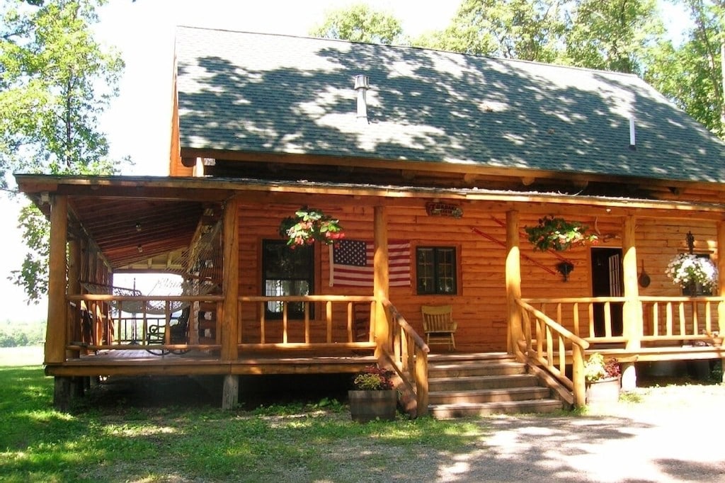 美丽的原木小木屋，靠近湖泊，可欣赏美景
