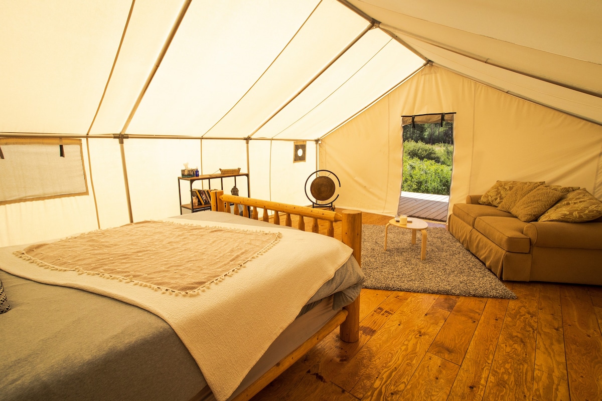 Scenic Off-Grid Spa With Luxury Wall Tent